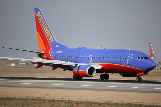 Boeing 737-700 (N251WN) - Landing on 16L