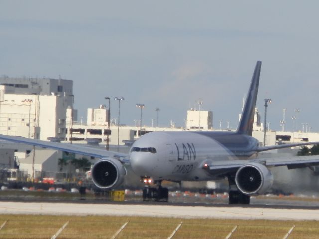 BOEING 777-200LR (N776LA)