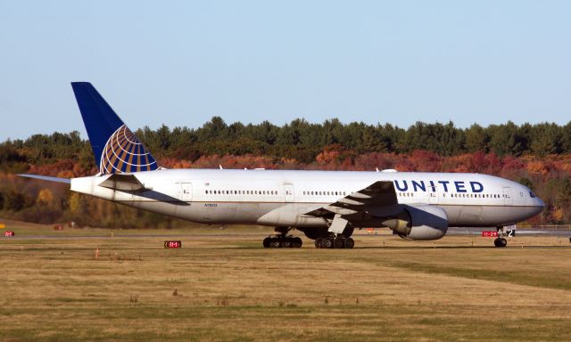 Boeing 777-200 (N78013) - The Denver Broncos Football Team arrives to Bedford Hanscom on 10/17/20 to play the New England Patriots the next day. Possibly the first time a B777 has visited BED.