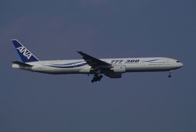 BOEING 777-300 (JA751A) - Final Approach to Tokyo-Haneda Intl Airport Rwy22 on 1999/04/20