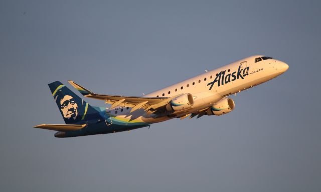 EMBRAER 175 (long wing) (N637QX)