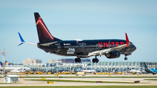 Boeing 737-800 (N36272)