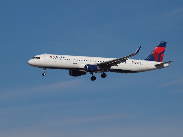 Airbus A321 (N305DN) - Delta, N305DN, an AirBus A321-211. Landing at KLAS, McCarran International Airport