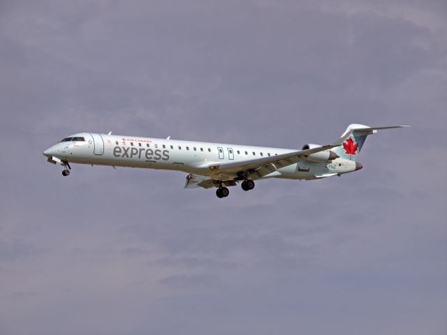 Canadair Regional Jet CRJ-900 (C-FNJZ) - Spotting