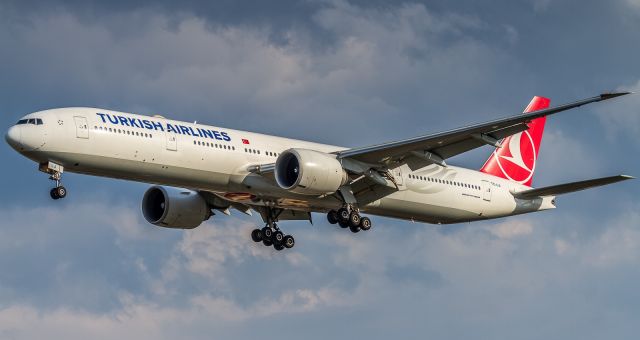 BOEING 777-300ER (TC-LJI) - Turkish Airlines 77W on short finals for runway 05 at YYZ 