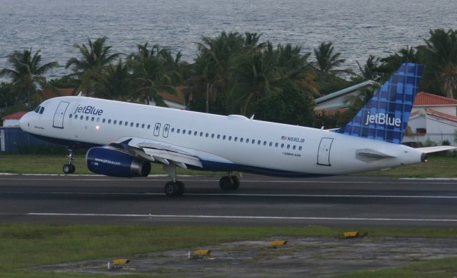 Airbus A320 (N590JB)