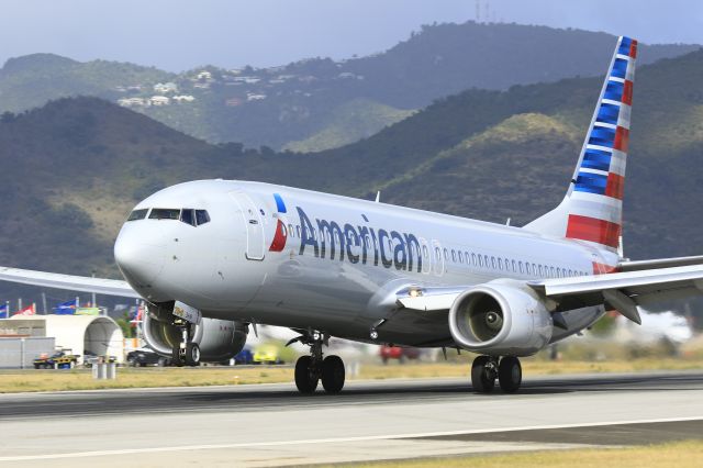 Boeing 737-800 (N887NN) - American Airlines N887NN departing TNCM