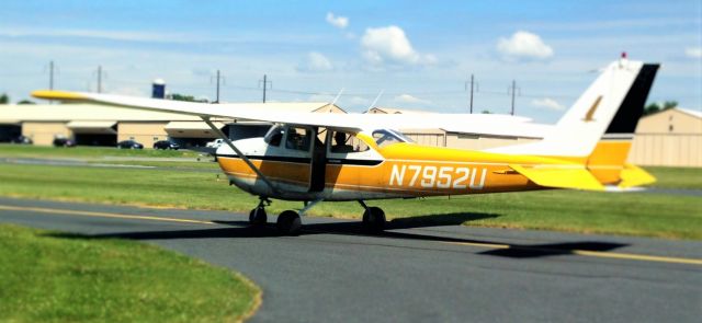 Cessna Skyhawk (N7952U) - This picture is at the 2015 Smoke Town PA fly in. Thilly was PIC.