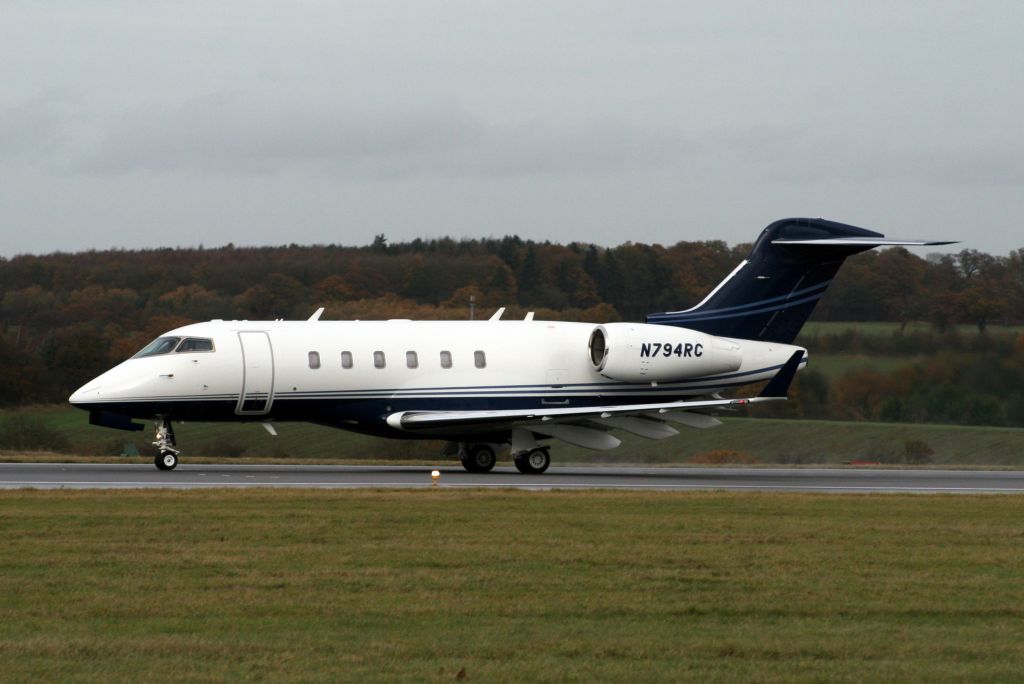 Bombardier Challenger 300 (N794RC) - Departing for BIKF on 20-Nov-09.