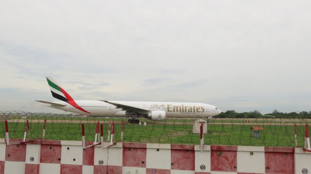 BOEING 777-300ER (A6-EGG)