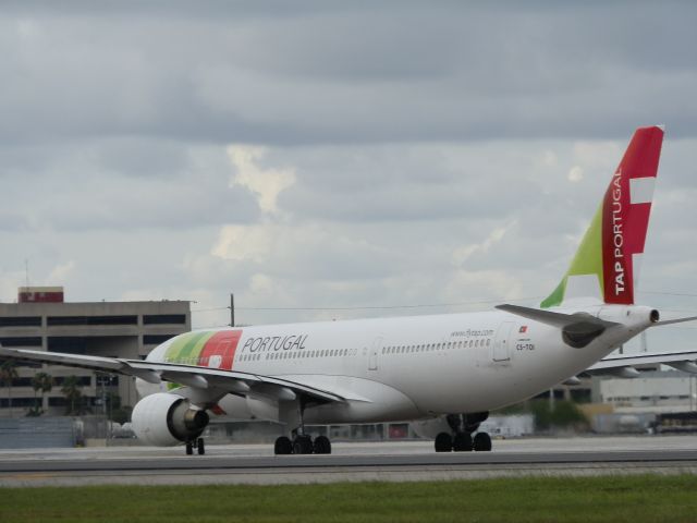 Airbus A330-200 (CS-TOI)