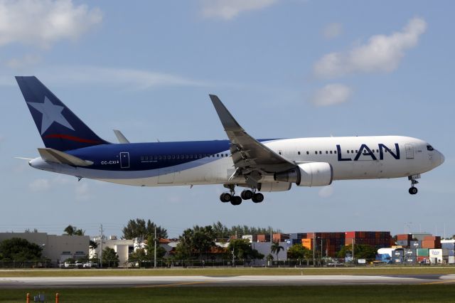 BOEING 767-300 (CC-CXI) - B763 with the old LAN livery landing on a normal day at Miami, FL