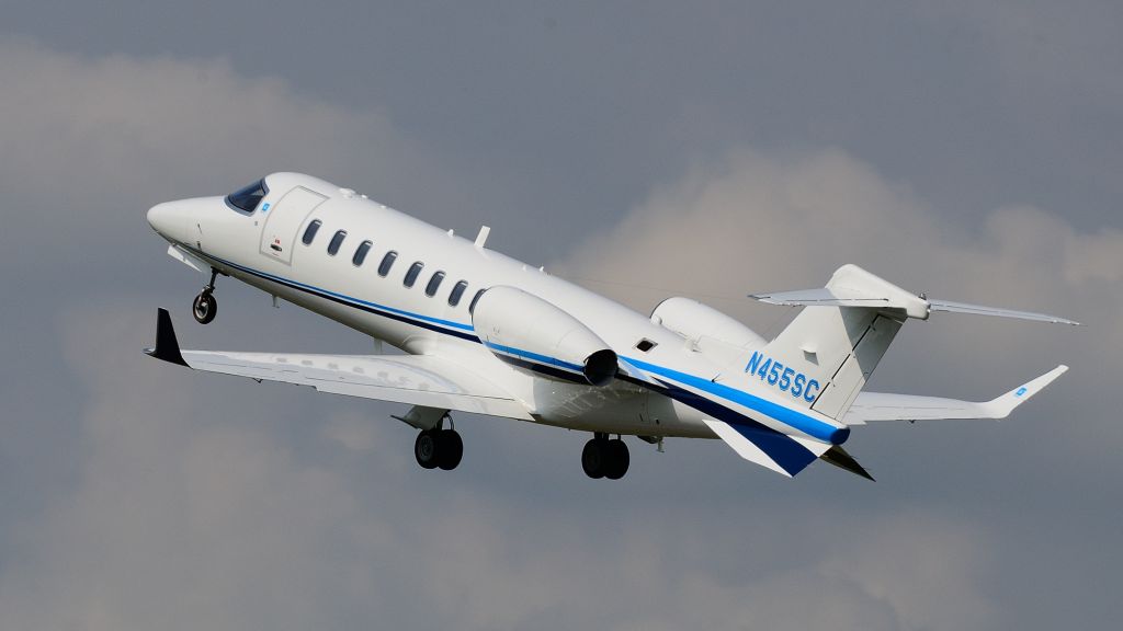 Bombardier Learjet 75 (N455SC) - Departing Runway 26