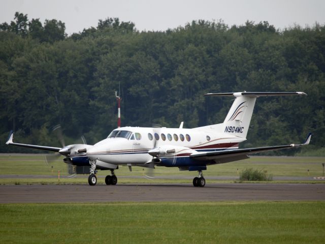 Beechcraft Super King Air 350 (N904MC) - Landing runway 26.