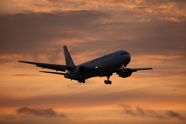 BOEING 767-300 (JA602J) - 09 August 2015:HND-HKD.