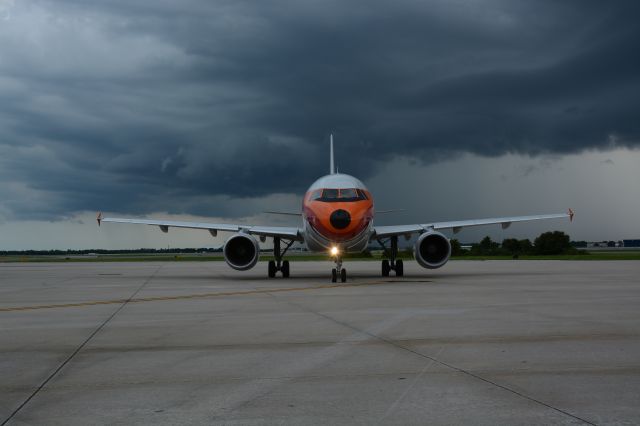 Airbus A319 (N742PS) - Big storm coming.