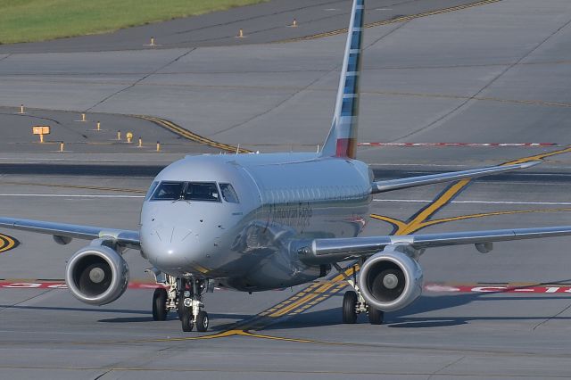 Embraer 175 (N129HQ) - Morning arrival to KCLT