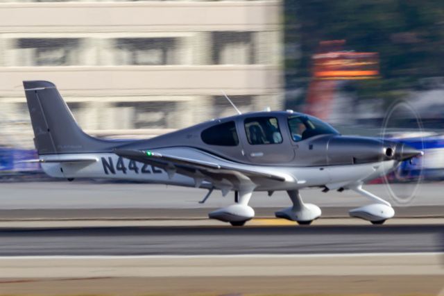 Cirrus SR-22 (N442EG)