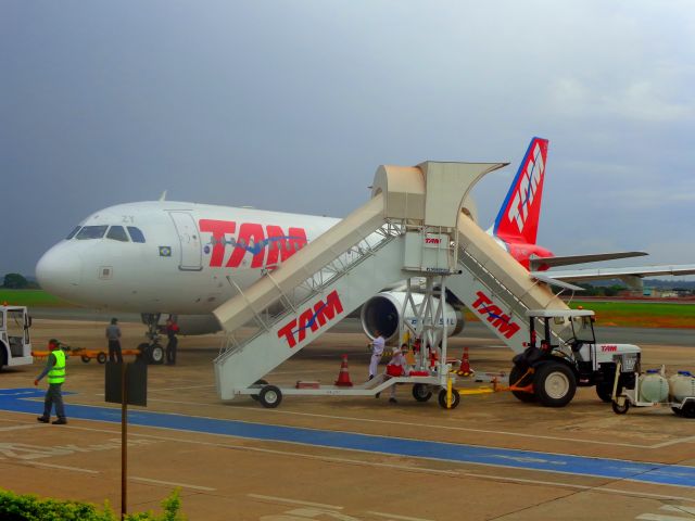 Airbus A320 (PT-MZY)