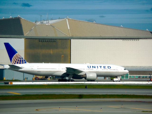 Boeing 777-200 (N221UA)