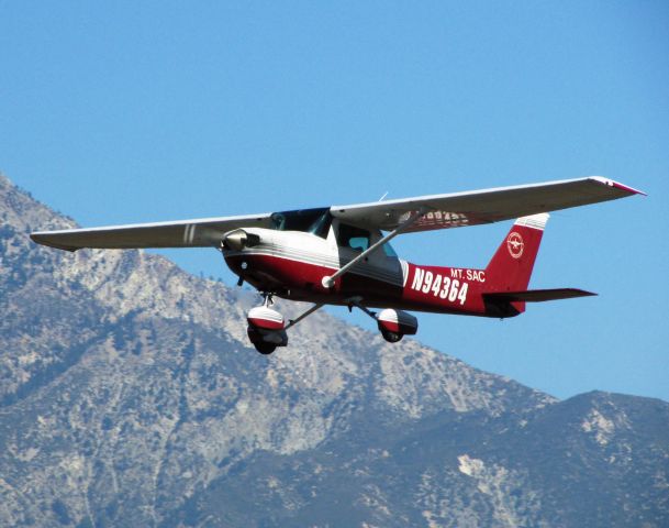 Cessna 152 (N94364) - Taking off RWY 26L