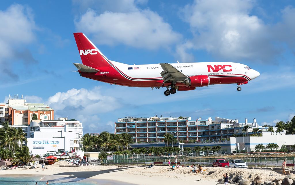 BOEING 737-300 (N360WA)