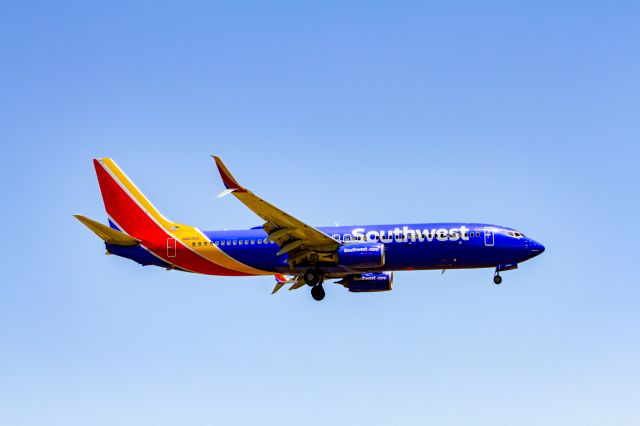 Boeing 737-800 (N8696E)