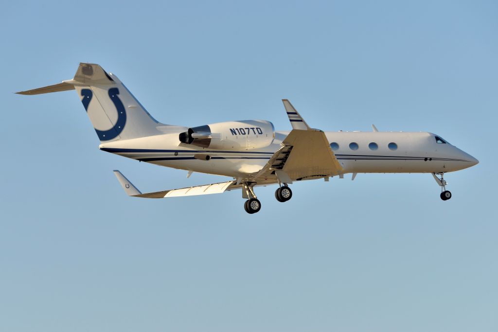Gulfstream Aerospace Gulfstream IV (N107TD) - Indianapolis Colt's corporate aircraft landing 5-L on 01-07-23