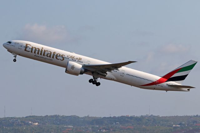 BOEING 777-300 (A6-EGL)