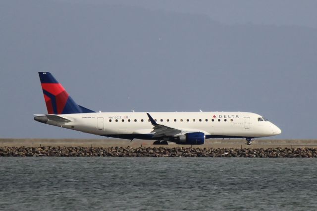 Embraer 170/175 (N615CZ)