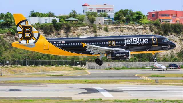 Airbus A320 (N632JB) - JetBlue Airbus A320 N632JB nick name Bear Force One over the piano keys for landing at TNCM St Maarten. 28/07/2019