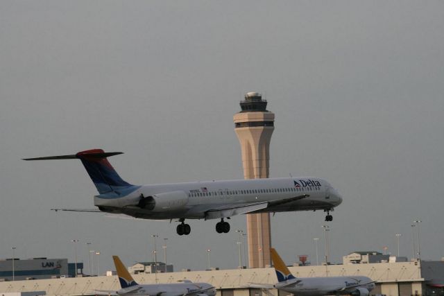 McDonnell Douglas MD-83 (N939DL)
