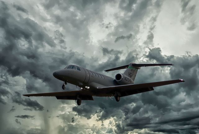 Cessna Citation CJ4 (N215HG) - N215HG landing in CYHU. 15-10-2018