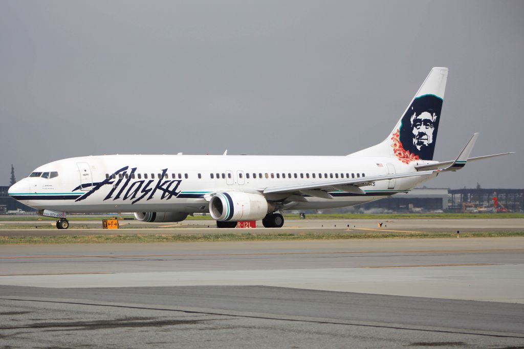 Boeing 737-800 (N577AS)