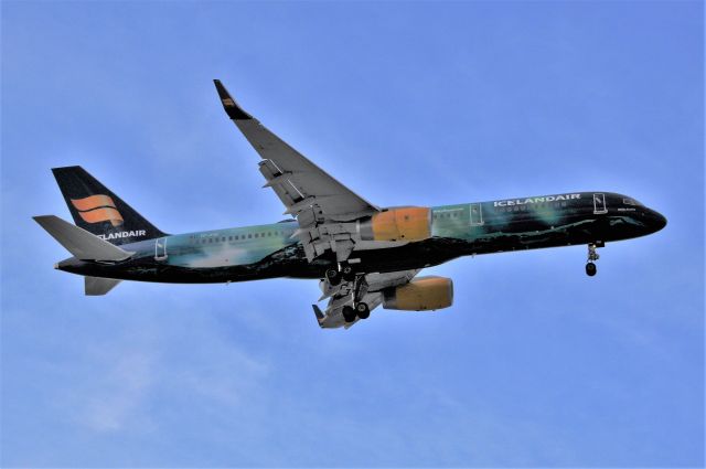 Boeing 757-200 (TF-FIU) - ARRIVING AT SUNSET AT ORD FROM KEF ON 09-12-17