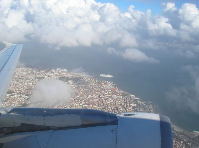 — — - Take Off LPPT vieuw Lissabon
