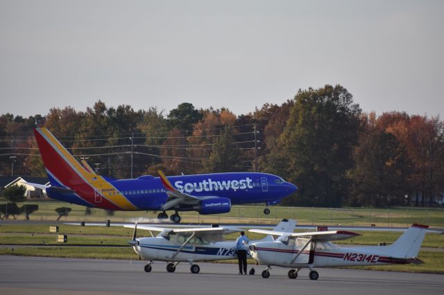 Boeing 737-700 (N936WN) - A Southwest Airlines Charter bringing in a Football team.