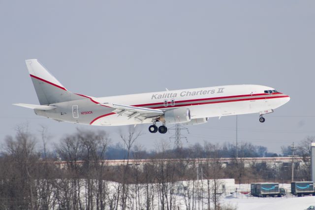 BOEING 737-400 (N730CK) - Kalitta Charters 737-400 on final for 18L at CVG