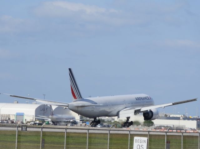 BOEING 777-300ER (F-GSQE)