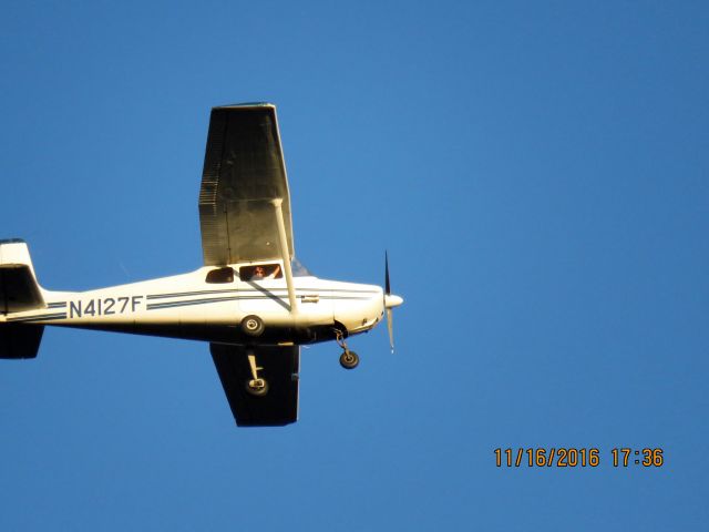 Cessna Skyhawk (N4127F)