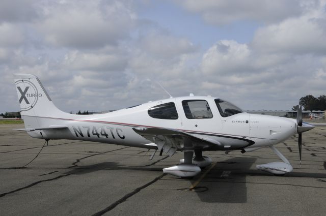 Cirrus SR-22 (N744TC)