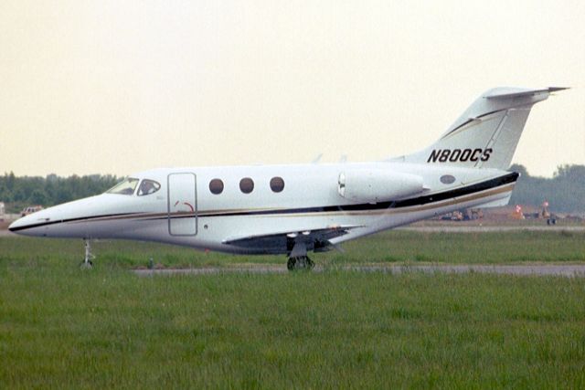 Embraer Phenom 300 (N800CS) - Lining up to depart rwy 24 on 12-May-04.  Reregistered N808CS 6-Sep-13.