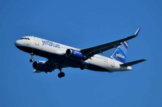 Airbus A320 (N805JB)