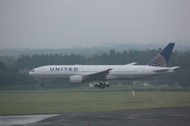 Boeing 777-200 (N215UA)