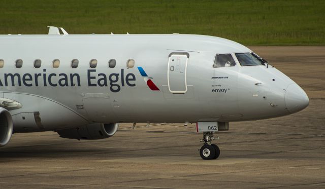 Embraer 175 (N262NN)