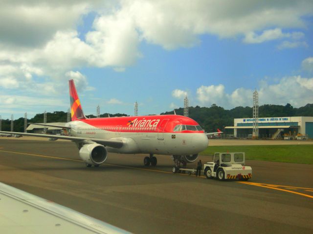 Airbus A320 (PR-AVR) - AIRBUS A320 OF AVIANCA IN SALVADOR-BA, BRAZIL