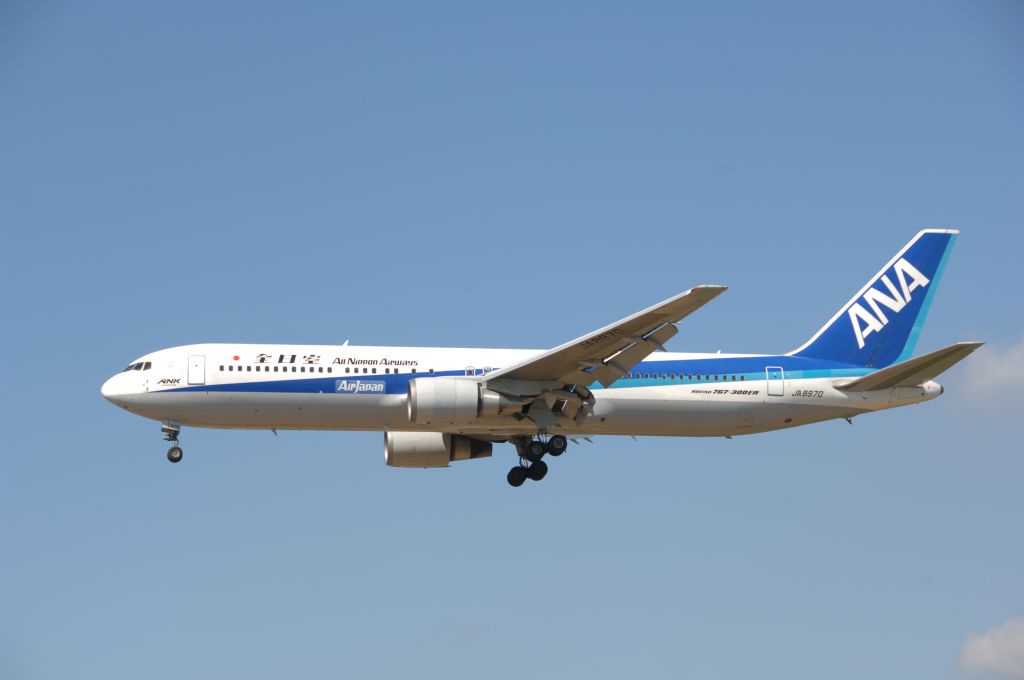 BOEING 767-300 (BON8970) - Final Approach to Narita Intl Airport R/W16L on 2007/8/12