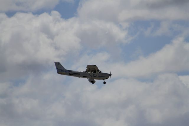 Cessna Skyhawk (N6338D)