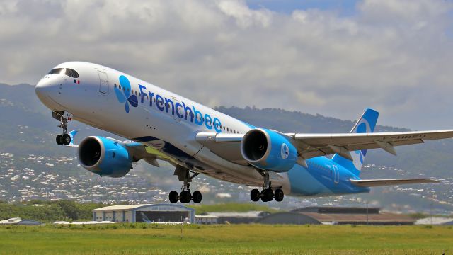 Airbus A350-900 (F-HREU) - Janvier 2019. Séjour à La Réunion.Décollage vers Paris-Orly.Un ptit coucou aux sympathiques photographes croisés là bas....C'est l'avion qui nous a emmené.