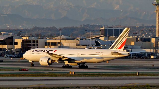 Boeing 777-200 (F-GSPA) - HOLLYWOOD sign on the left